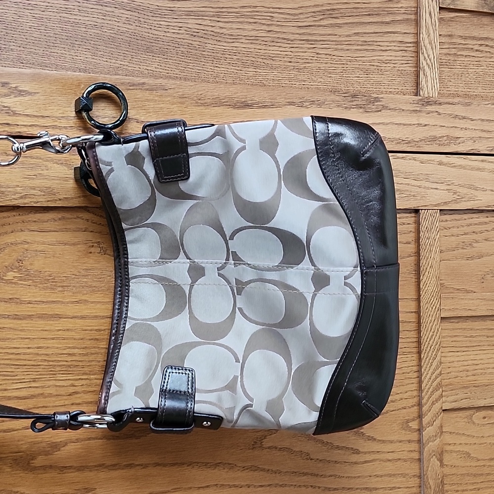Classic Coach Cross Body Bag - Picture 3 of 7